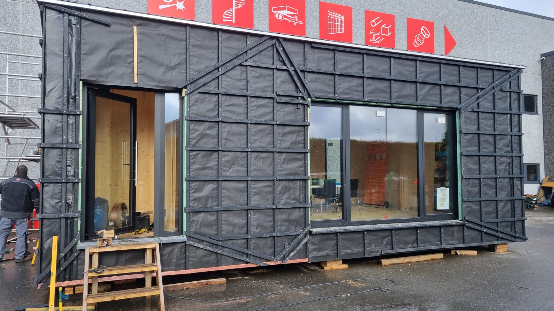 Read more about the article [Photos] The mobile office receives its facade